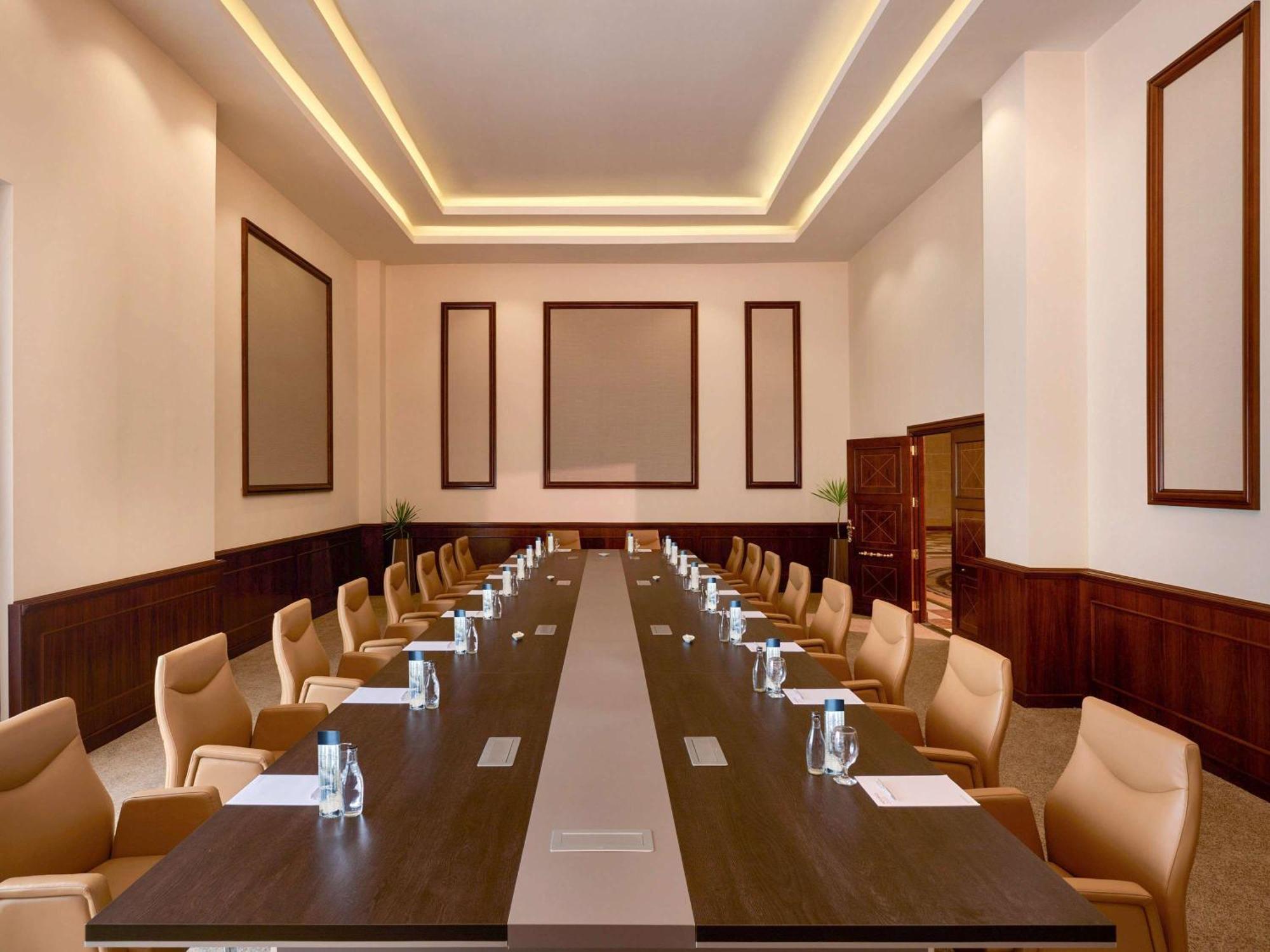 Moevenpick Hotel Cairo - Media City Giza Eksteriør bilde Boardroom